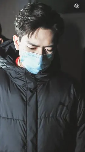 乖乖戴口罩的李现
