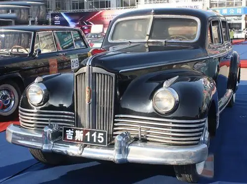 吉斯115是吉斯110的防弹型,长6米,宽近2米的车身被安装了8毫米厚的