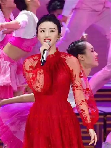 景甜再登春晚献唱《我们都是追梦人》 节目创春晚分钟收视最高点