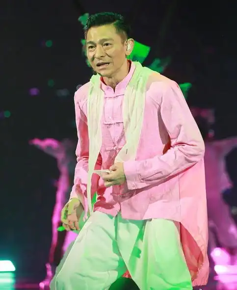 刘德华红馆演唱会现场朱丽倩携6岁爱女刘向蕙首度公开露面