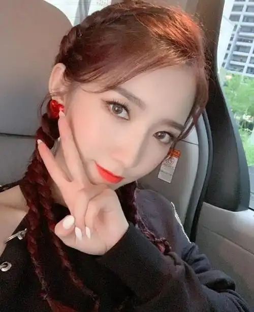 孟美岐微博再晒自拍美照皮肤白皙水嫩满屏的少女感