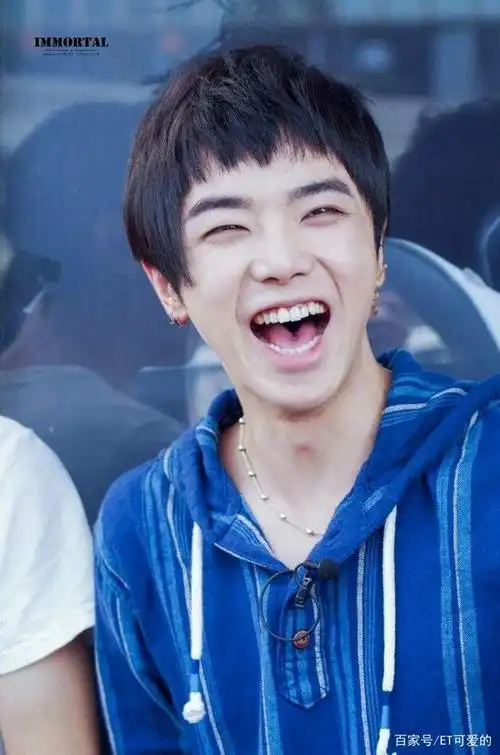 华晨宇笑起来真好看