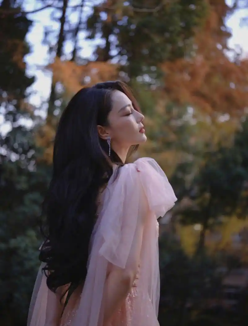 张馨予粉色长裙