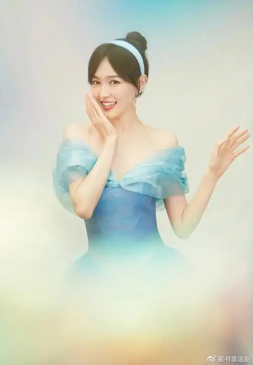 在逃公主上线!唐嫣蓝色露肩长裙配丸子头,笑容甜美可爱
