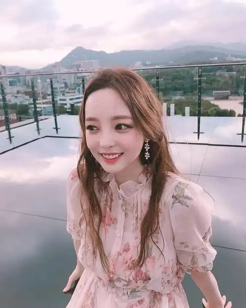 原因就是具荷拉在9岁的时候就已经被母亲抛弃了,是父亲和哥哥将具荷拉