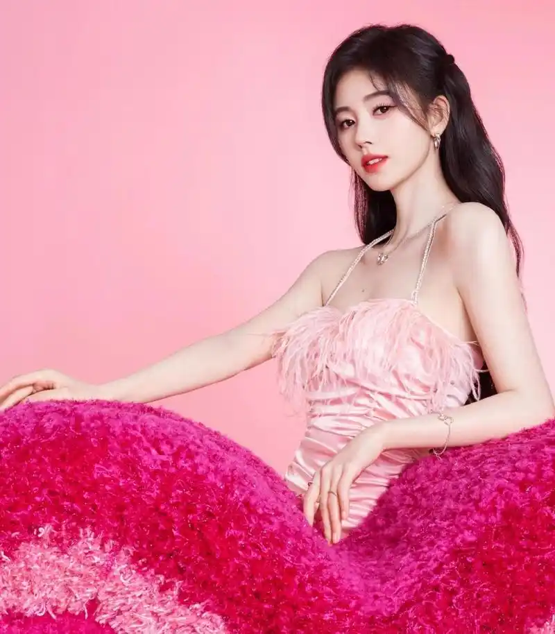 鞠婧祎粉色吊带裙写真,甜美浪漫魅力四射,太迷人了!