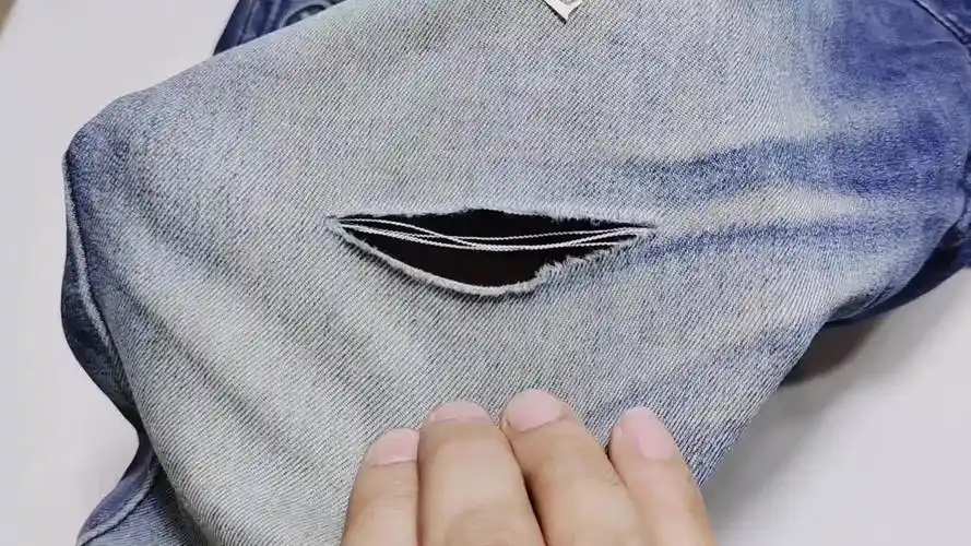 一个自己动手就可以完美无痕修复牛仔裤破洞的方法 裤腿破洞修复