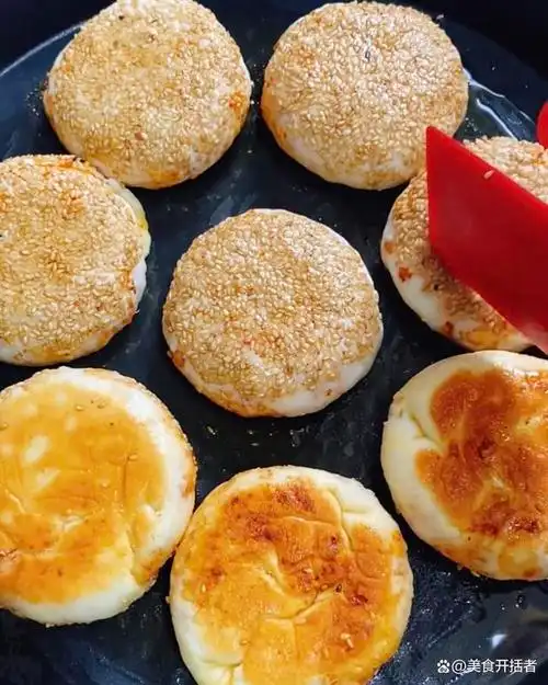 在家这样做的烧饼,表皮焦香酥脆,内里柔软多层,太好吃了