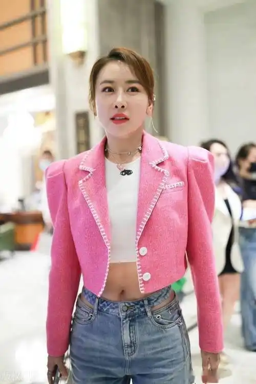 毛俊杰现身上海时装周秀,粉色露脐上衣牛仔裤清新时尚_毛俊杰_粉色