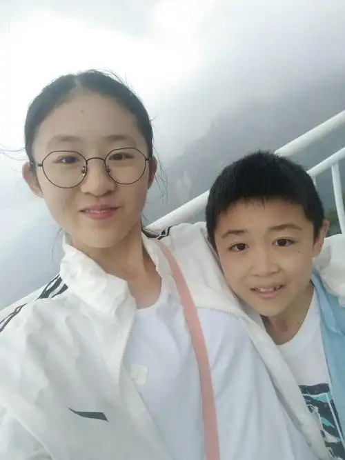 姐弟合照