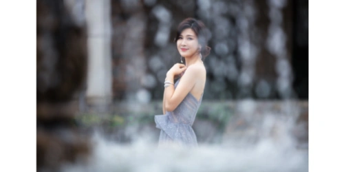 烫银工艺和水钻的排布让整套礼服彰显层次和质感,极好地衬托出童蕾的