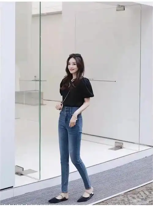 小脚运动裤配什么外套(小脚牛仔裤搭配什么上衣和鞋子好看)