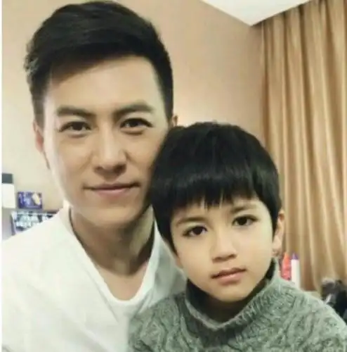 五官眉眼和靳东很相似,大家都说两人很有父子相,都以为这是靳东的