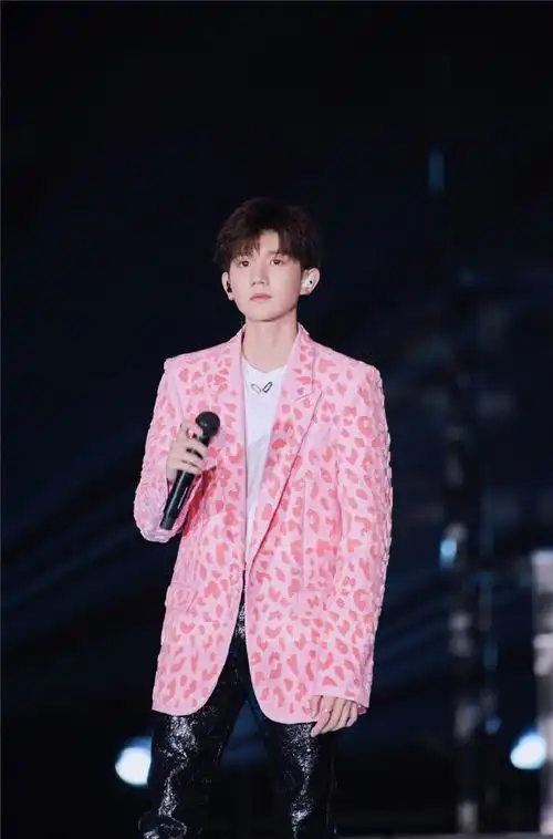 王源粉色西装帅气写真图片