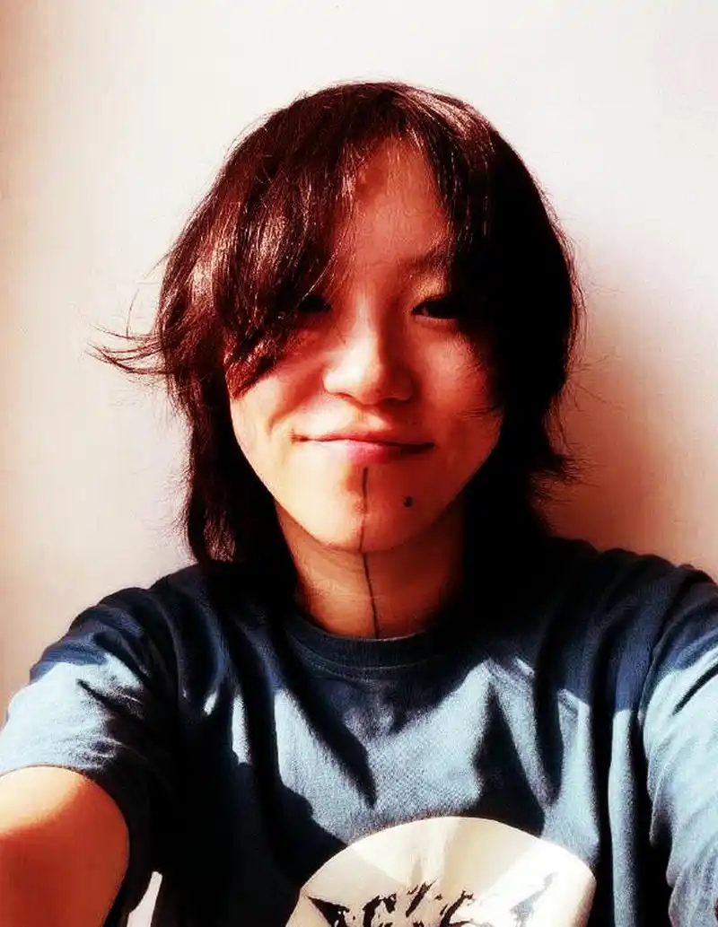 窦唯和王菲的女儿窦靖童今年26岁.她的长发很像她母亲的青春魅力.