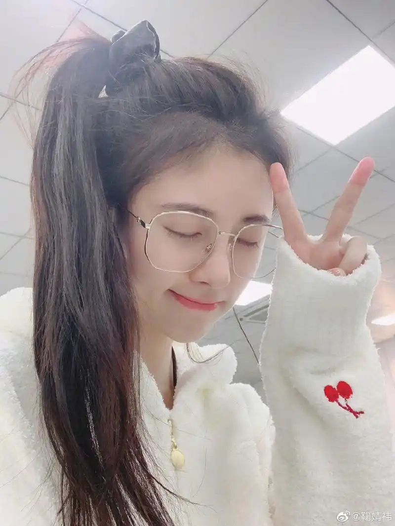 鞠婧祎晒库存美照 戴红色头饰卖萌泪钻眼妆吸睛