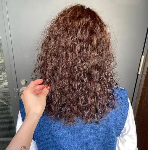 在时尚界的潮流更迭中,发型始终扮演着举足轻重的角色.