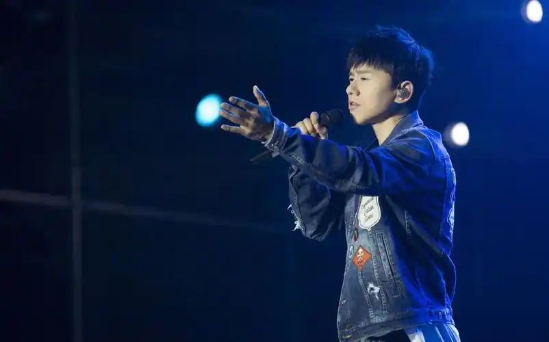 奶爸男神张杰时尚潮流舞台照