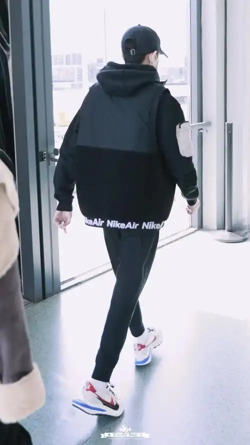 翟潇闻翟潇闻弟弟同样走的all black风格,黑色大口袋长款羽绒服包裹