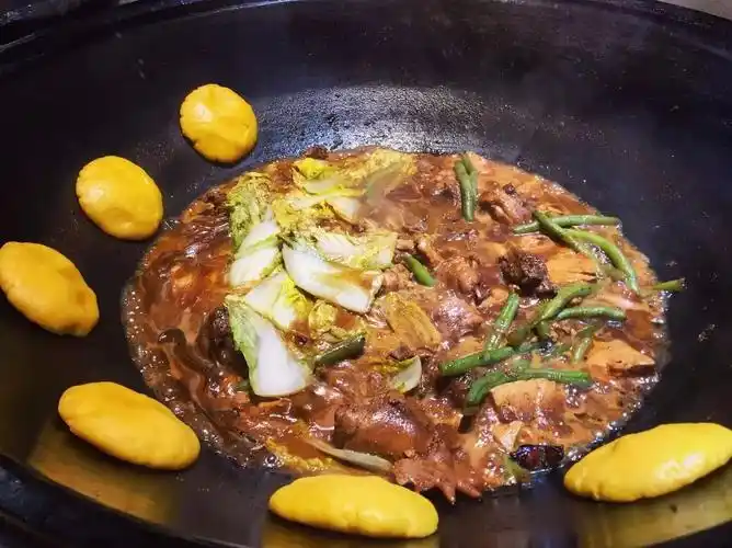 就算是平时不经常吃东北菜的朋友们,一口气说出三样东北菜也是不在话