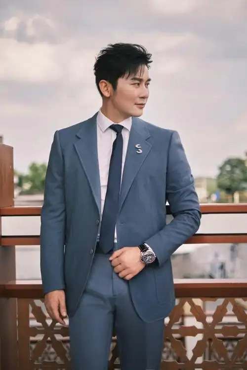 李晨担任新血盛典终审评委西装革履帅气绅士