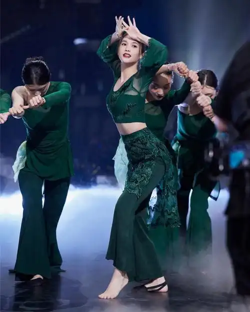 杨丞琳发布绝美舞台照穿绿裙起舞婀娜多姿
