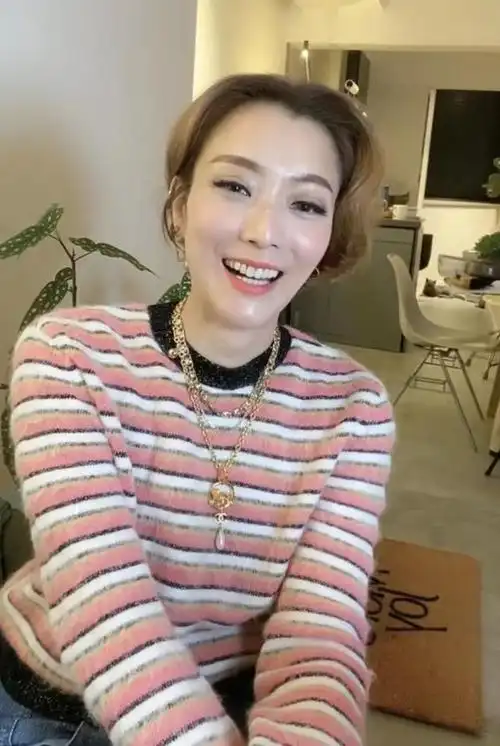 50岁郑秀文首次直播,笑容灿烂似少女,直言想跟周迅合作电影!