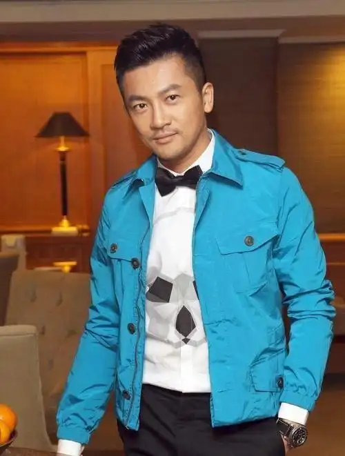 1973年出生的苏有朋,比前两位要大一岁,然而大男孩气质依旧很浓,容貌