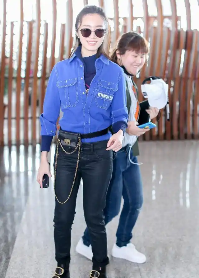 胡冰卿蓝色短外套搭配黑色紧身裤,帅气迷人.(图片来自东方ic)