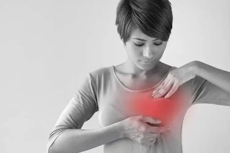 乳房疼痛较常见于女性乳腺增生,一般与月经周期密切相关,在经期前后