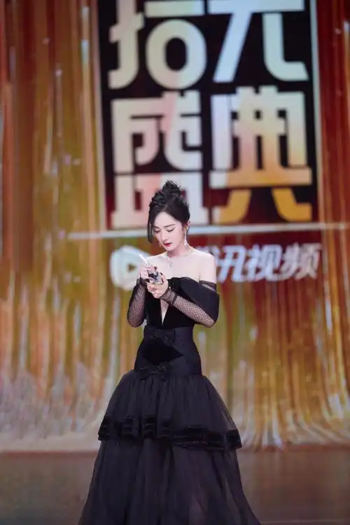 杨幂超话@杨幂#腾讯视频拾光盛典#现场图来啦,拾光开启,不负相伴78