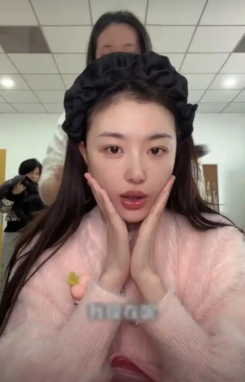 孔雪儿晒素颜,摘掉美瞳眼睛没精神了,肤色也有些暗沉,整体来说还是