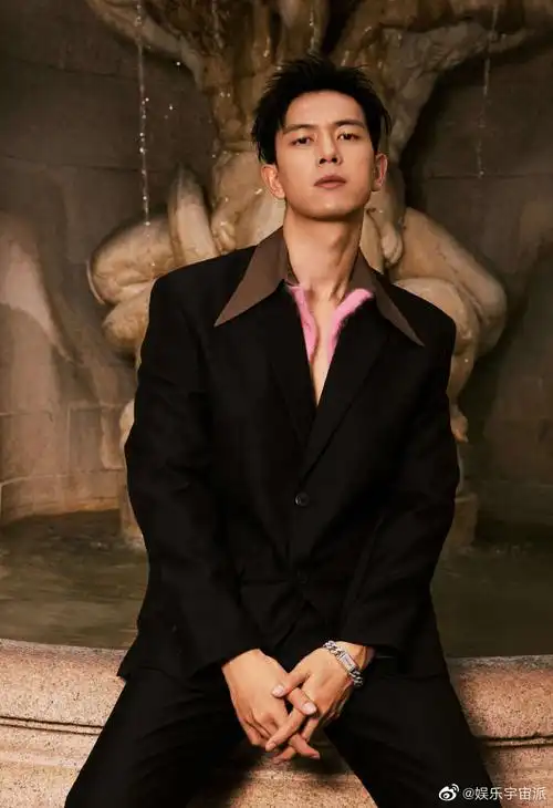 李现真空西装##李现粉色毛领真空西装