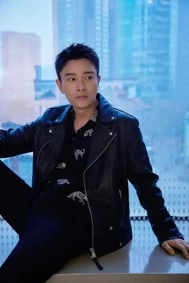 肖战被压价摩托鲜肉打压小黄鸭四字捆绑三字贾乃亮洗白成功