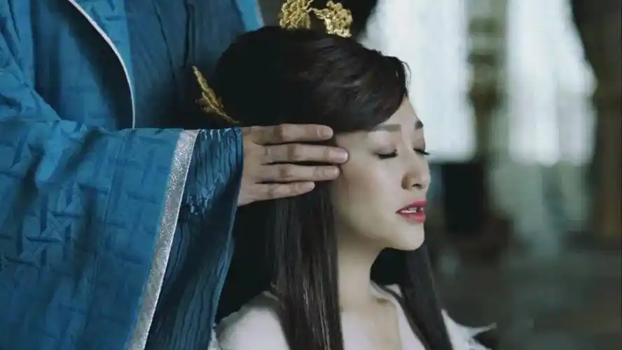 李小冉《庆余年》怼脸镜头流出,皮肤状态碾压小花,私下常练瑜伽_双手