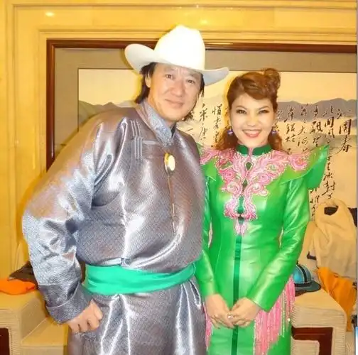 乌兰图雅获赞好声音个性形象引领民族时尚图