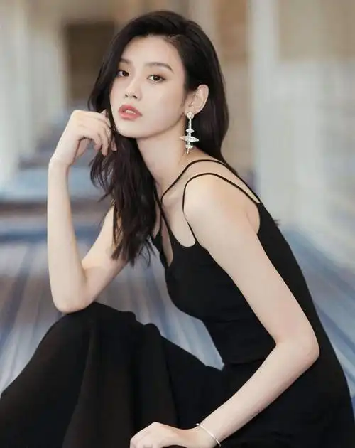 奚梦瑶成功融入香港名媛圈!