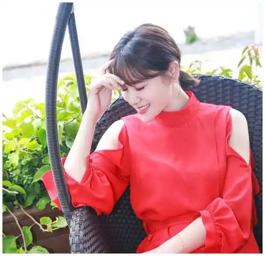 叶一茜高颜值就是任性扎低马尾发型搭配大红色连衣裙气质开挂