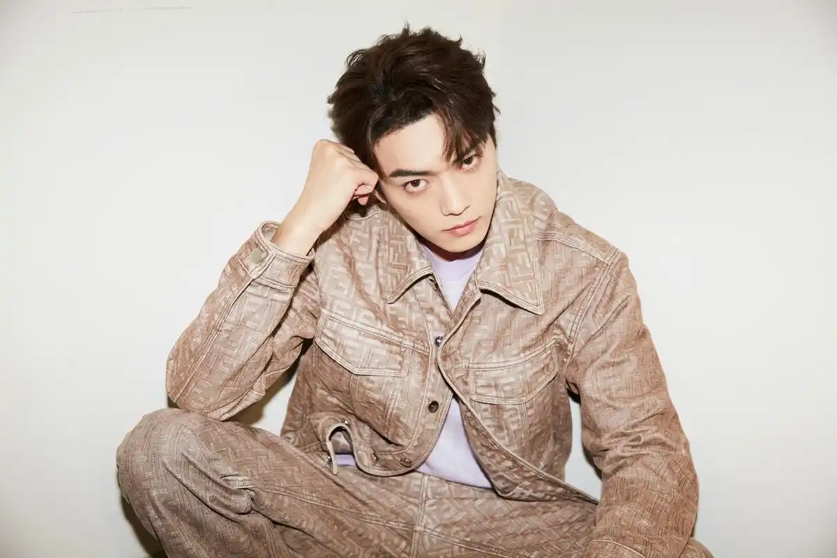 许凯最新营业照:介于清新少年感和成熟男人之间!