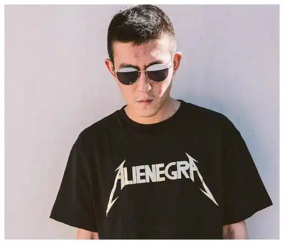 寸头发型也是陈冠希解锁的帅气发型,直接把头发剪短,没有任何造型