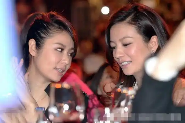 林心如是41岁,赵薇也是41岁,二人同框怎么看都像差了一个辈分!