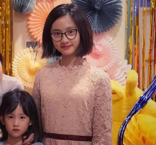 黄磊女儿穿紧身背心打扮太成熟老气横秋像辣妹但时尚感真的强