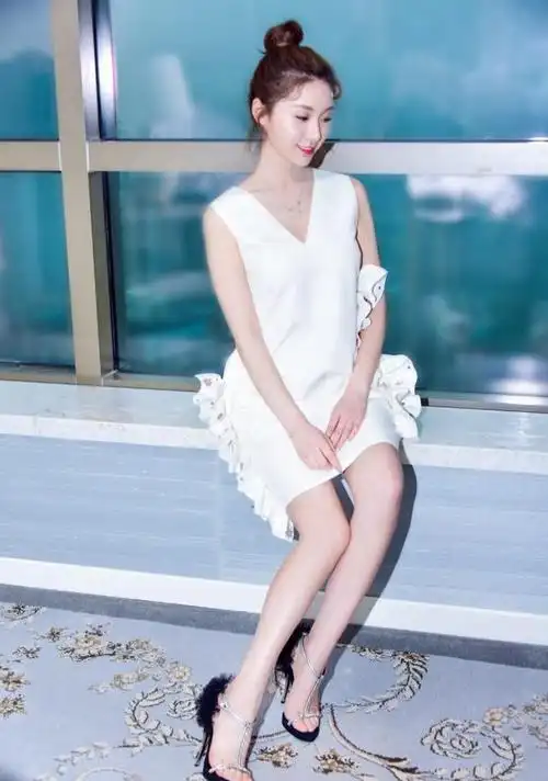 《陪你到世界之巅》演王一博女友,穿白t格子裤,笑容甜美超可爱