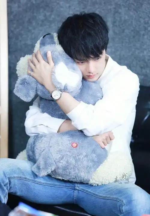 肖战分享210419呆桃与玩偶的可爱瞬间合集肥虾想要魂穿对象过多警告