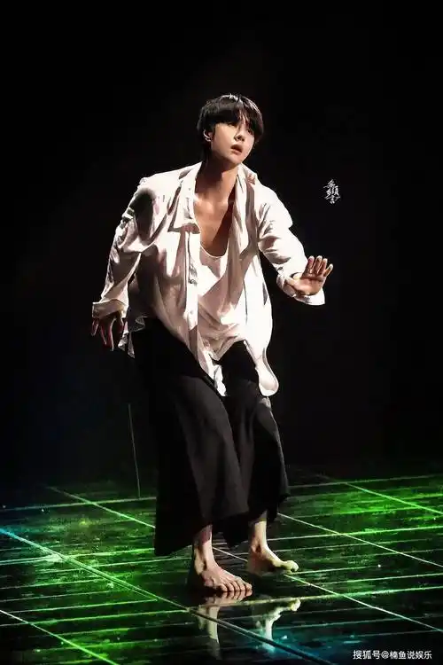 王一博赤脚跳舞,穿白衣演绎翩翩少年,每一步都跳在了我的心巴上_表演