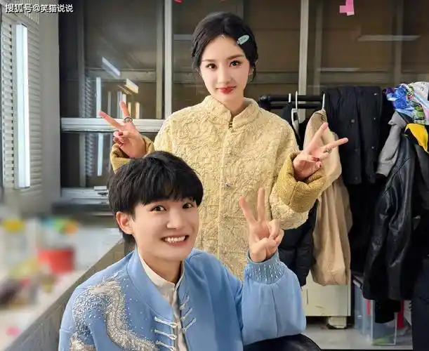 杨幂新年首晒照:与刘诗诗关晓彤开心合照,和大张伟周深合影_照片_帽子