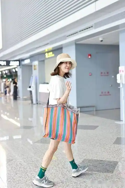 陈意涵街拍:白色体恤黑色裙子休闲潇洒_湖南_长沙_机场