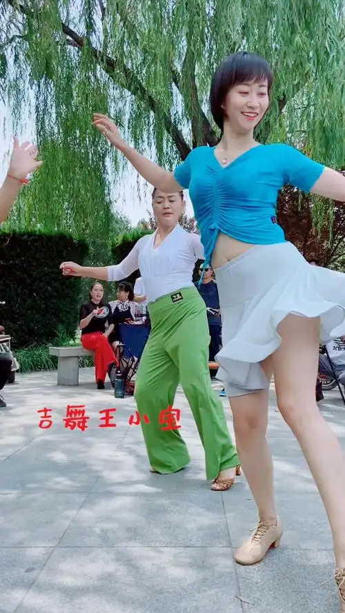 广场舞女神小芳领舞太漂亮啦!