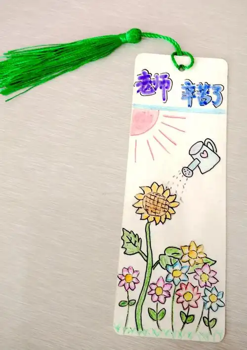 之情化为张张亲手制作的书签,在教师节到来时送到每一位老师的手中