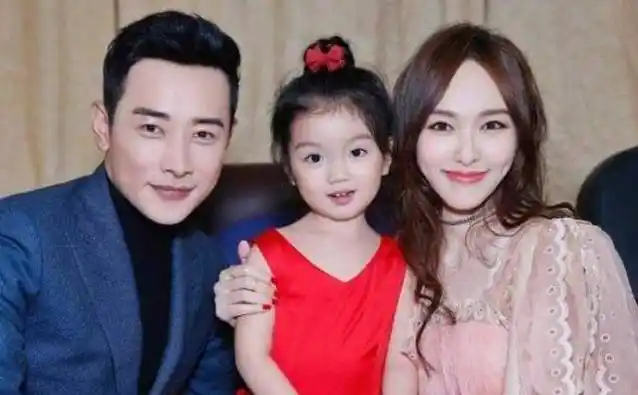 唐嫣接女儿放学,小宝宝穿着粉美样子像妈妈,蹒跚学步可爱极了_婴儿